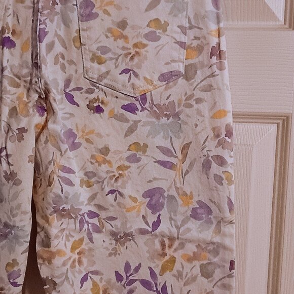 Gloria Vanderbilt Amanda Denim White Floral Capris, Sz 10, High Rise, New - Picture 3 of 5
